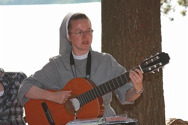 Peter Nowak 587.JPG - She plays guitar....no kiddin'